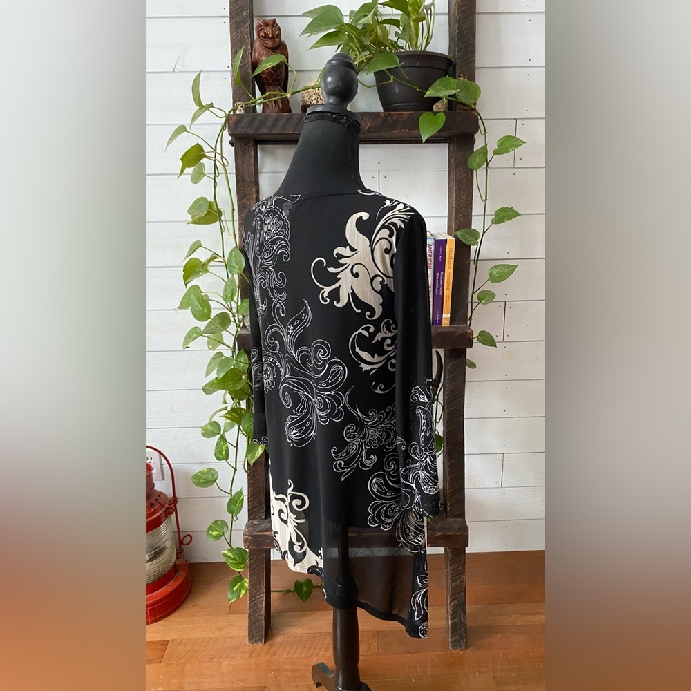 Chico’s Travelers Collection: Black and White Pattern Blouse - Picture 11 of 15